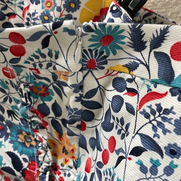 LOFT floral side zip Shorts. NEW w/o tags . - Picture 5 of 6
